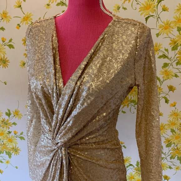 Sold 🎈Sequined open front low plunge gown gold size M - Picture 4 of 17